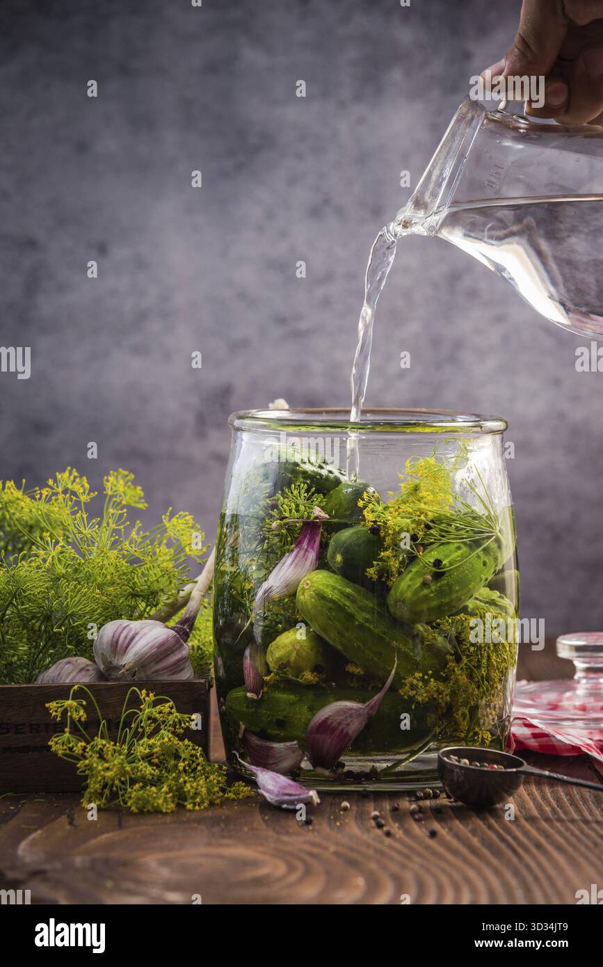 Vaso in vetro con cetrioli sottaceto e cetriolini, ricetta tradizionale Foto Stock