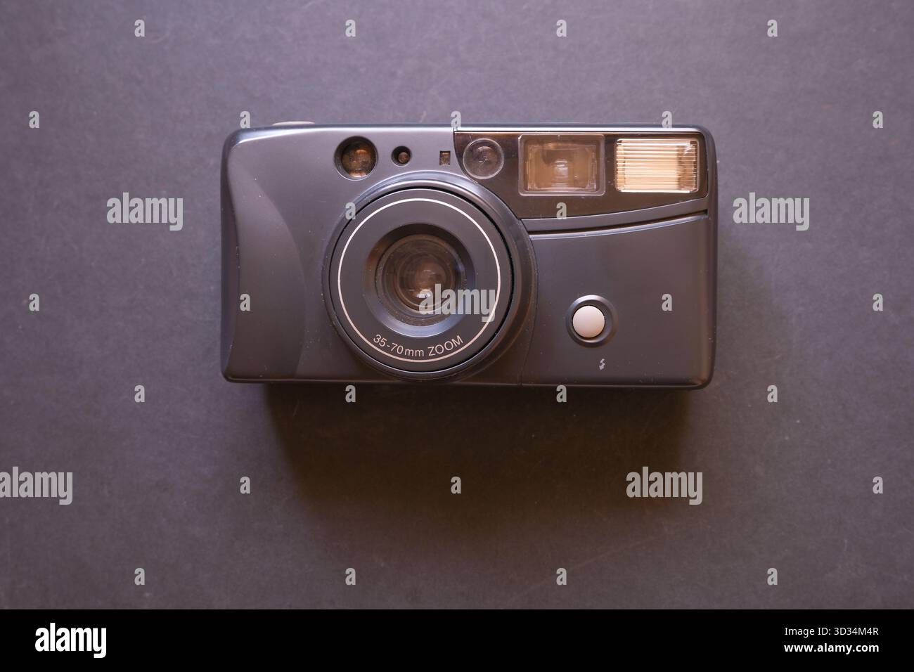 Una vecchia fotocamera analogica su un nero Foto Stock