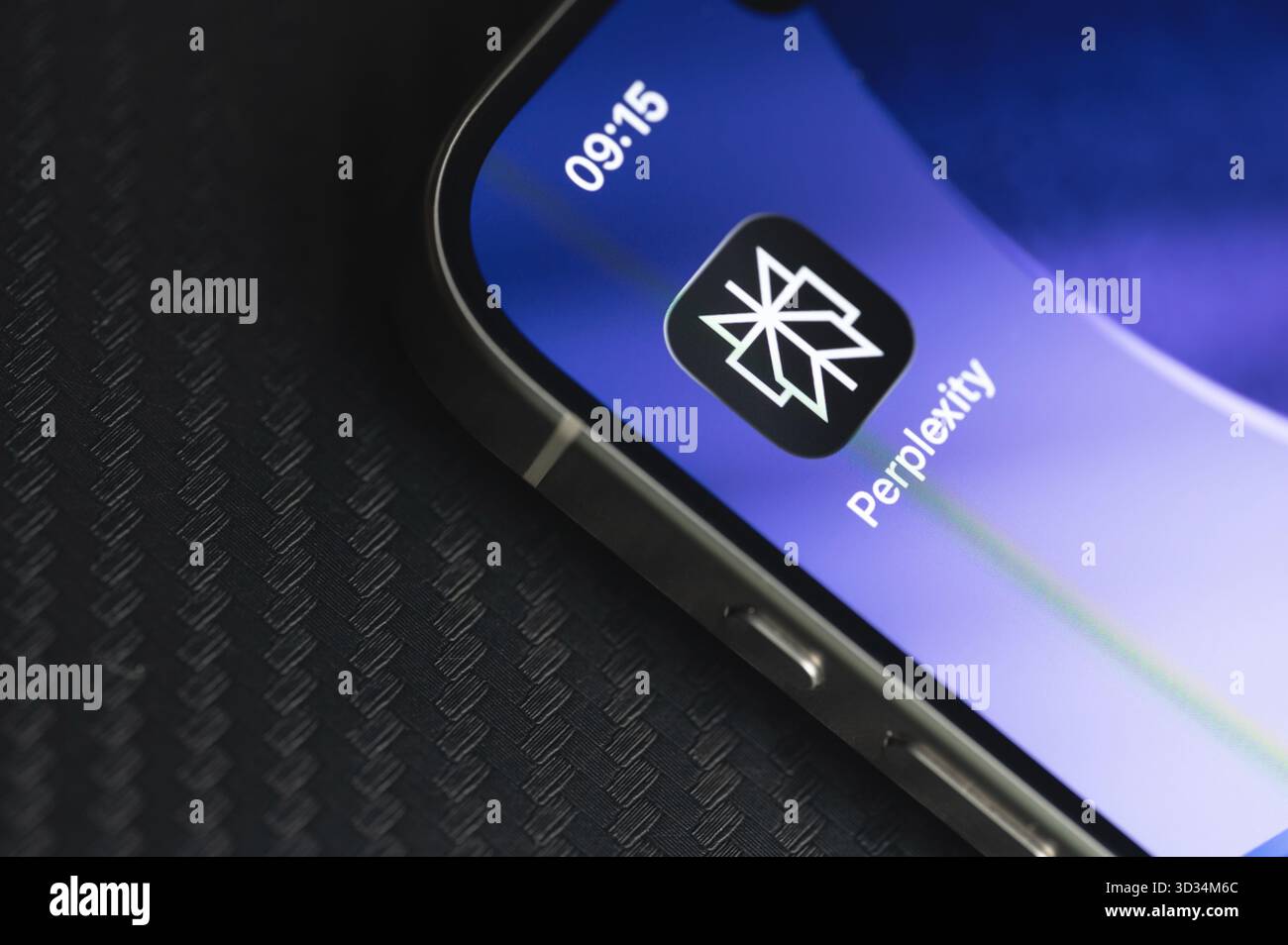 New York, Stati Uniti d'America - 4 novembre 2025: App Perplexity ai chatbot su smartphone sreen vista ravvicinata sullo sfondo Foto Stock