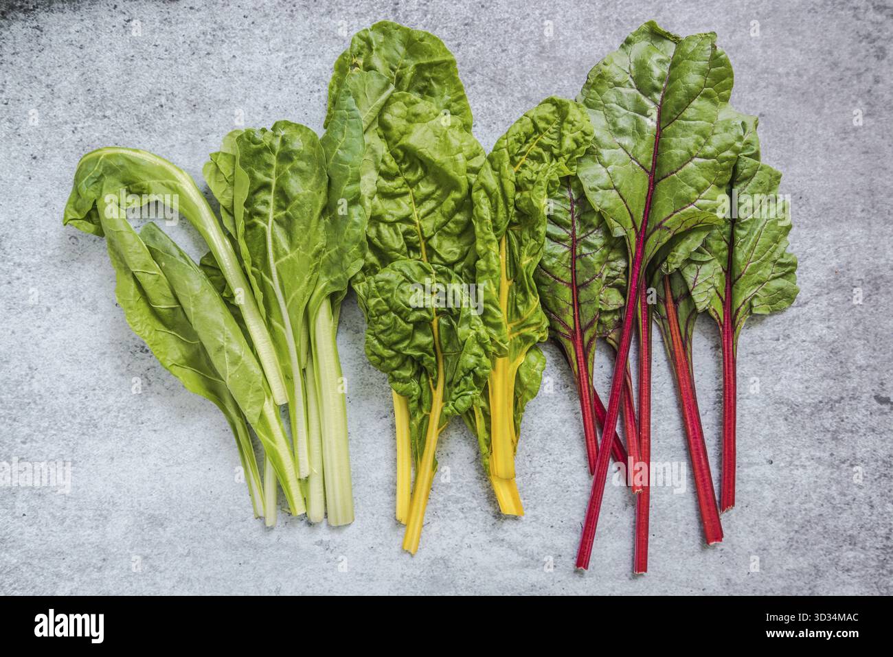 Rainbow chard, pulire mangiare e dieta concetto, dal di sopra Foto Stock