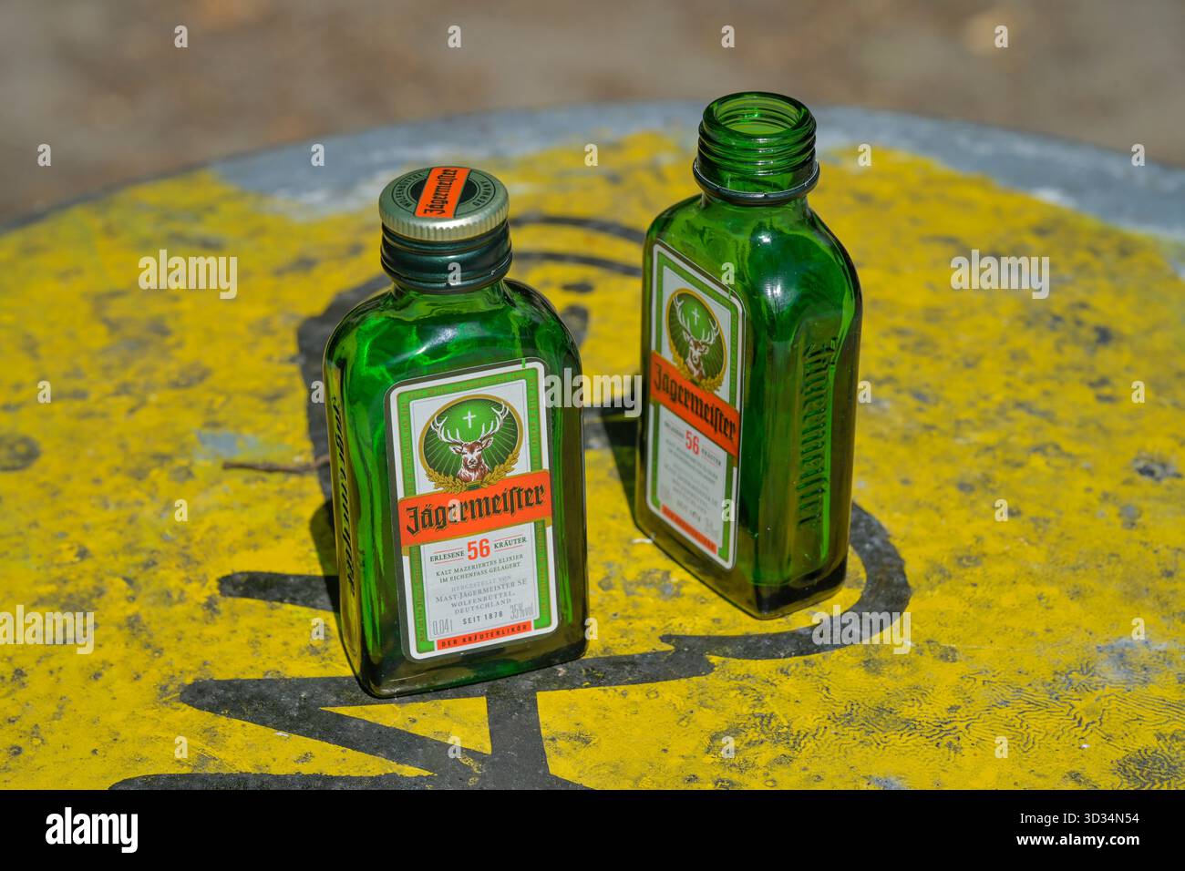Leere Flaschen Jägermeister im Park Foto Stock