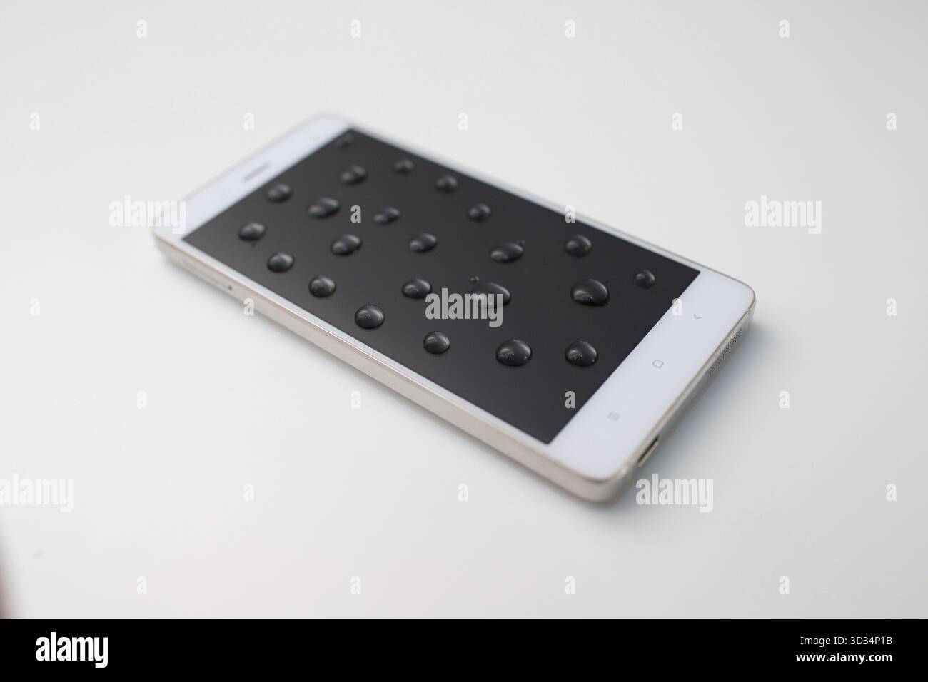 Telefono cellulare con gocce sullo schermo oleofobico Foto Stock