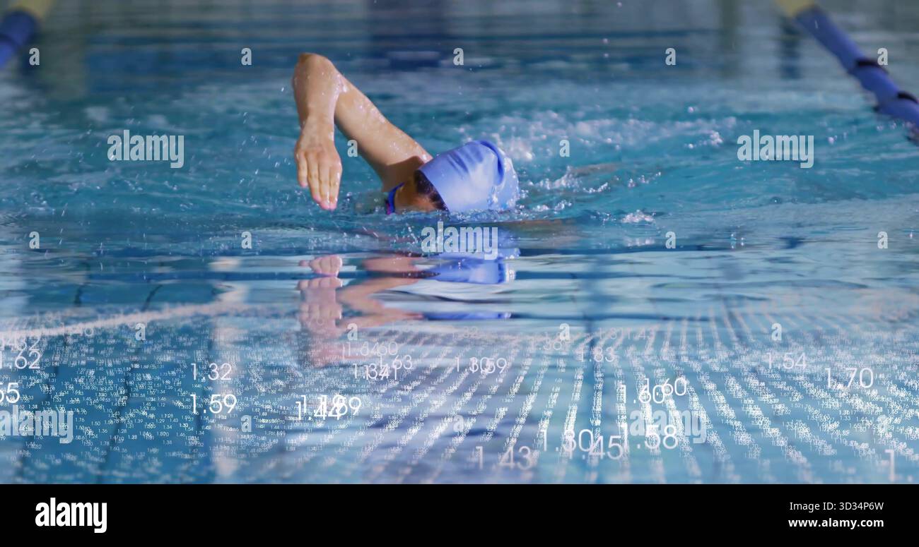 Nuotatore competitivo che indossa berretto blu e occhiali di protezione in acqua limpida, con corde di corsia Foto Stock