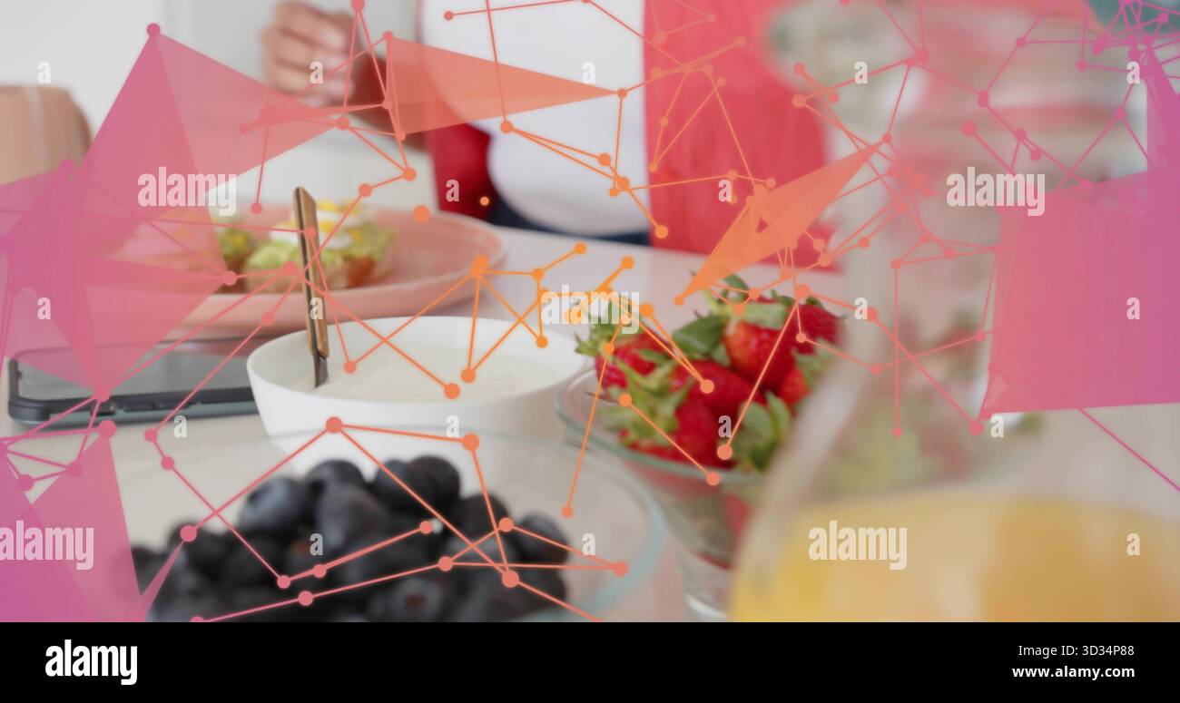 Tenere la tazza nel cardigan di corallo a casa con piatti per la colazione e il tablet sotto la copertura della rete digitale Foto Stock