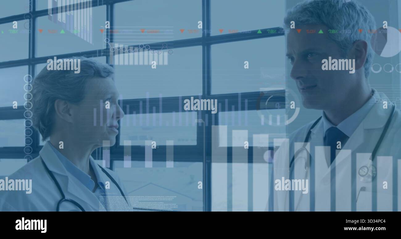 Due medici discutono i dati in laboratorio di ricerca, con stetoscopi e grafici digitali su grandi finestre Foto Stock