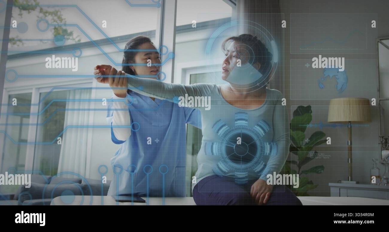 Fisioterapista in scrub che assiste il paziente nell'allungamento del braccio a casa, con sovrapposizione digitale Foto Stock