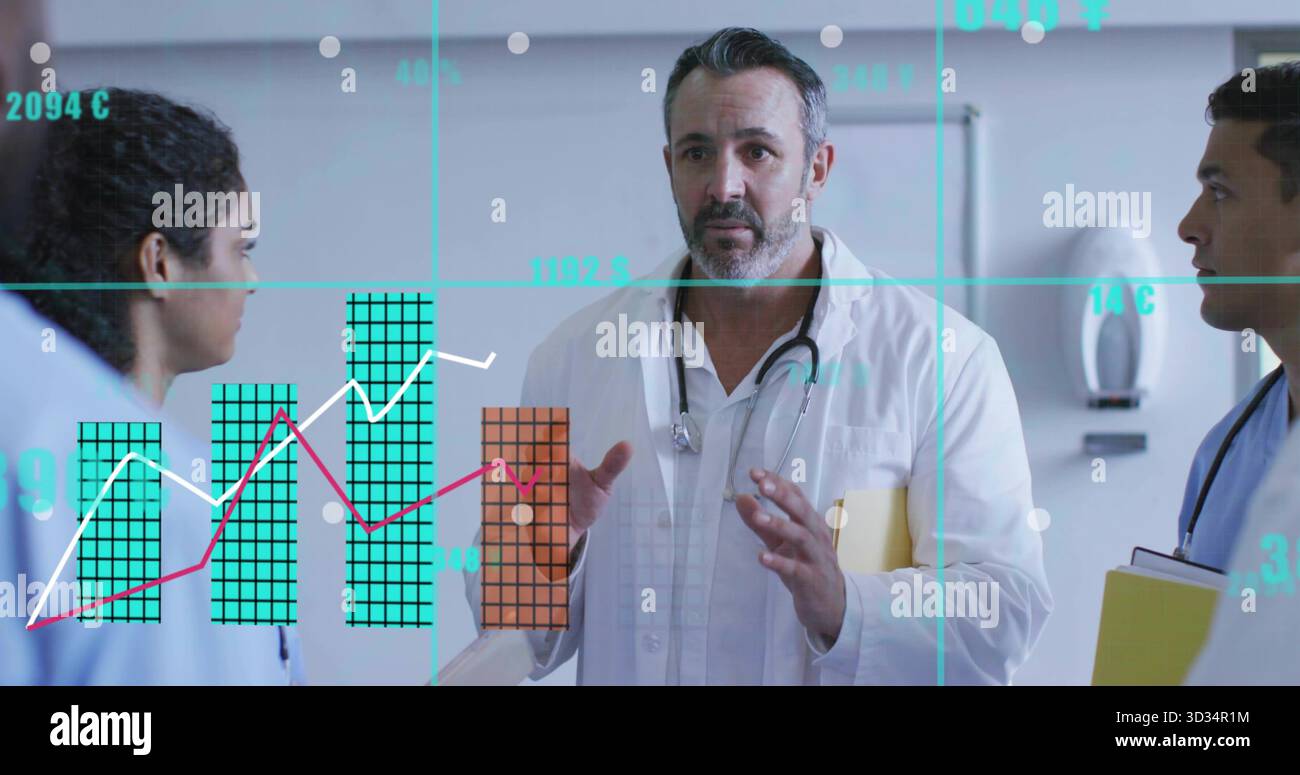 Puntare il medico con cappotto, stetoscopio che tiene cartella gialla nel corridoio dell'ospedale, con grafici dei dati Foto Stock