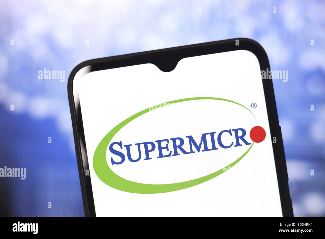 17 ottobre 2024, Portogallo. In questa immagine, il logo Super Micro computer, Inc. (Supermicro) viene visualizzato sullo schermo di uno smartphone Foto Stock