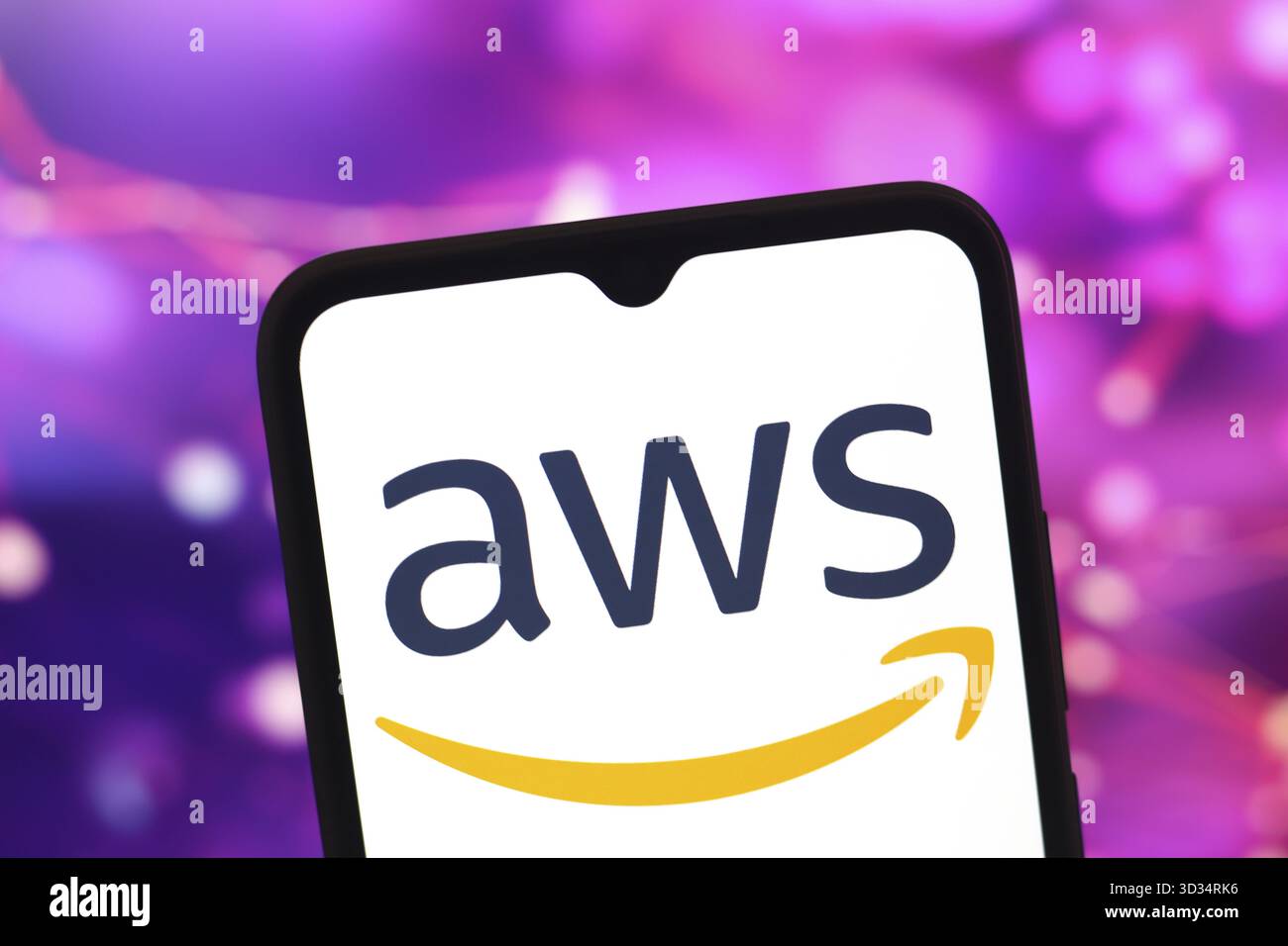 17 ottobre 2024, Portogallo. In questa immagine, il logo Amazon Web Services, Inc. (AWS) viene visualizzato sullo schermo di uno smartphone Foto Stock