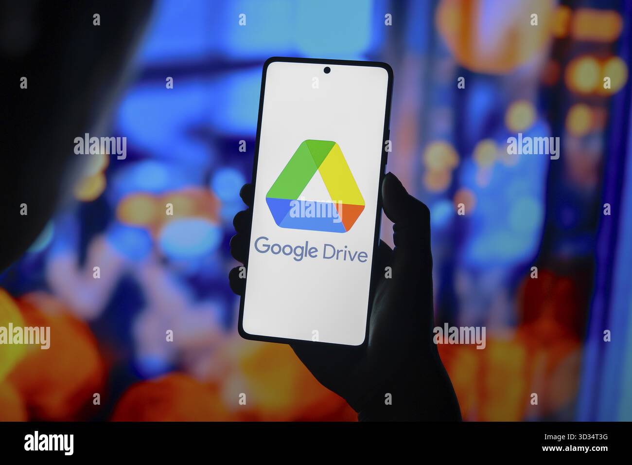 21 agosto 2024, Paraguay. In questa immagine, il logo Google Drive viene visualizzato sullo schermo di uno smartphone Foto Stock