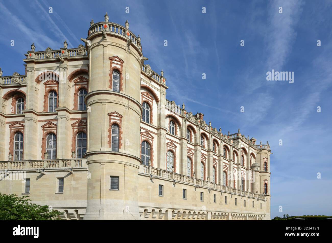 Facciata a lato della strada dello Chateau de Saint-Germain-en-Laye, ex residenza di re come Francesco i e Luigi XIV e ora sede del Museo Foto Stock