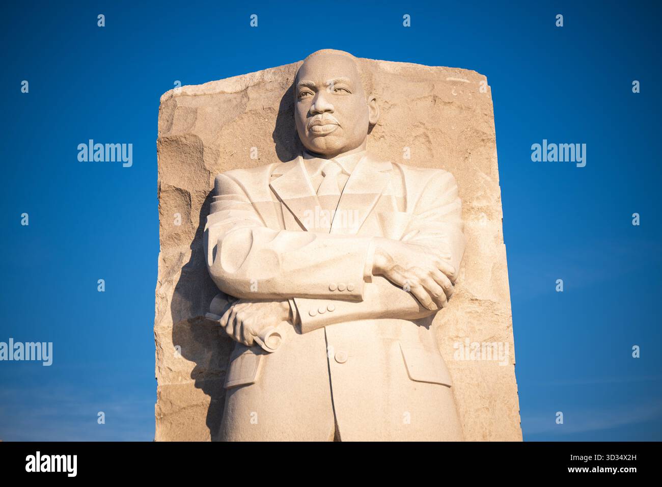 Martin Luther King Jr Memorial Statue Tidal Basin Washington DC // WASHINGTON DC - The Martin Luther King Jr. La statua commemorativa, scolpita in granito bianco, si trova lungo il bacino delle maree nel West Potomac Park. Questo importante monumento onora il leader per i diritti civili e premio Nobel per la pace, Martin Luther King Jr. Il suo design, ispirato al discorso di King "i have a Dream", mostra la sua immagine che emerge dalla "pietra della speranza". Scolpita da lei Yixin, la statua alta 30 piedi (9,1 metri) è stata dedicata il 22 agosto 2011. Serve come un tributo duraturo alla sua eredità di libertà e giustizia. Foto Stock