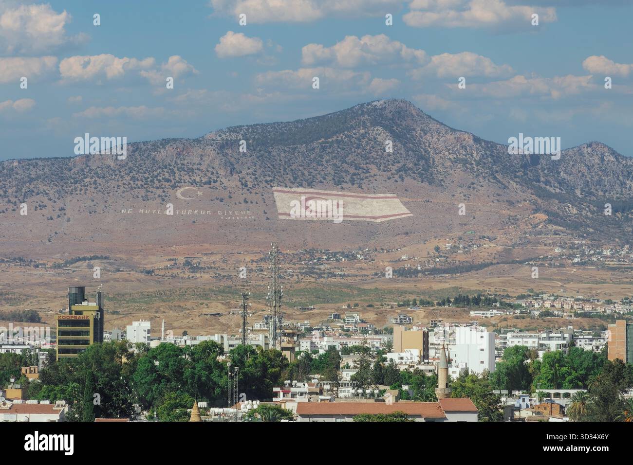 Nicosia, Cipro ampia vista di Nicosia con i monti Kyrenia che portano la gigantesca bandiera di Cipro del Nord e un motto turco. Foto Stock