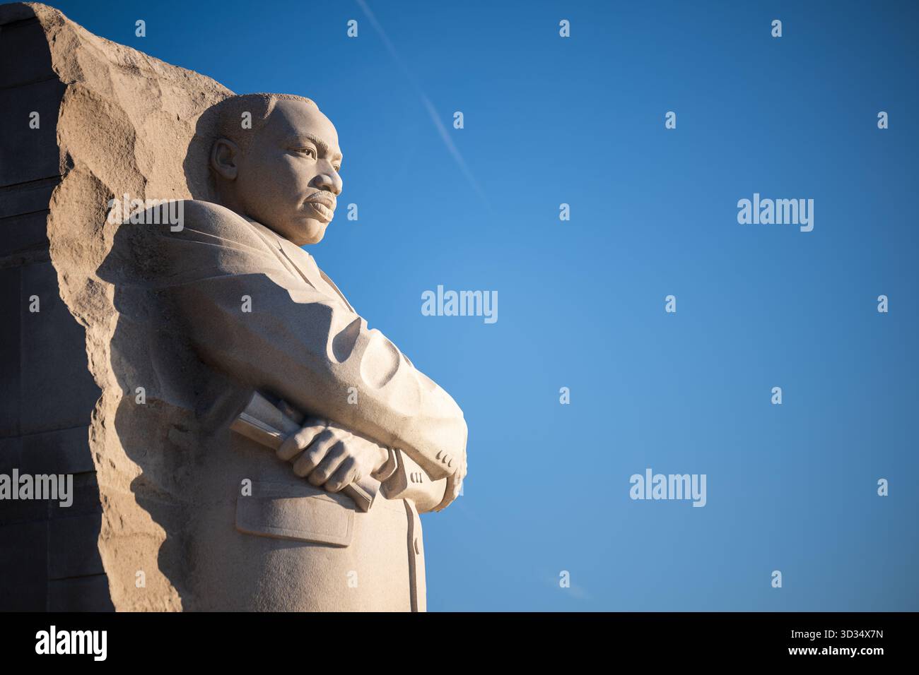 Martin Luther King Jr Memorial Statue Tidal Basin Washington DC // WASHINGTON DC - The Martin Luther King Jr. Il Memoriale presenta una statua di 30 piedi (9,1 metri) del leader dei diritti civili, scolpita in granito bianco come la "pietra della speranza". Questa scultura raffigura il Re con le braccia incrociate, che guarda con risolutezza, ed è ispirata al suo discorso "i have a Dream". Dedicato nel 2011, il memoriale si trova nel West Potomac Park lungo il bacino delle maree. Onora la profonda eredità di King di libertà, giustizia e uguaglianza, che funge da punto di riferimento significativo nella capitale della nazione. Foto Stock