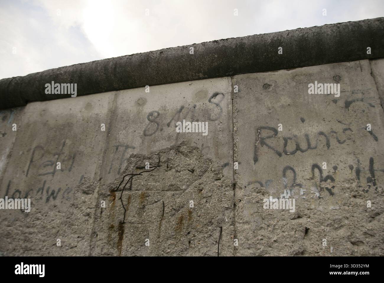 Muro di Berlino, Germania. La sua costruzione iniziò il 13 agosto 1961 e cadde il 9 novembre 1989. Il governo della Repubblica Democratica tedesca (RDT) costruì questa barriera, lunga più di 150 km, per isolare completamente Berlino Est dal resto della RDT. Sezione del muro situata su Niederkirchnerstraße (Niederkirchnerstrasse), designata monumento storico nel 1990. Appartiene alla collezione di resti storici del Centro Topografia del terrore. Tutte le tracce di distruzione sono state conservate lungo i 200 metri di questa sezione del muro, che segnava il confine tra di loro Foto Stock