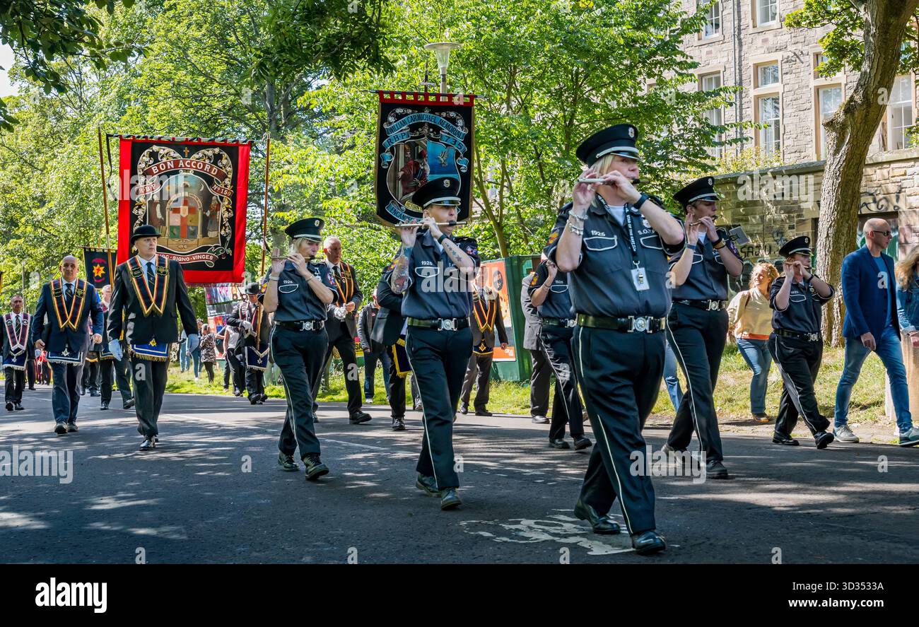 Le persone che marciano con le uniformi in Orange Order marciano su Middle Meadow Walk, Edimburgo, Scozia, Regno Unito Foto Stock