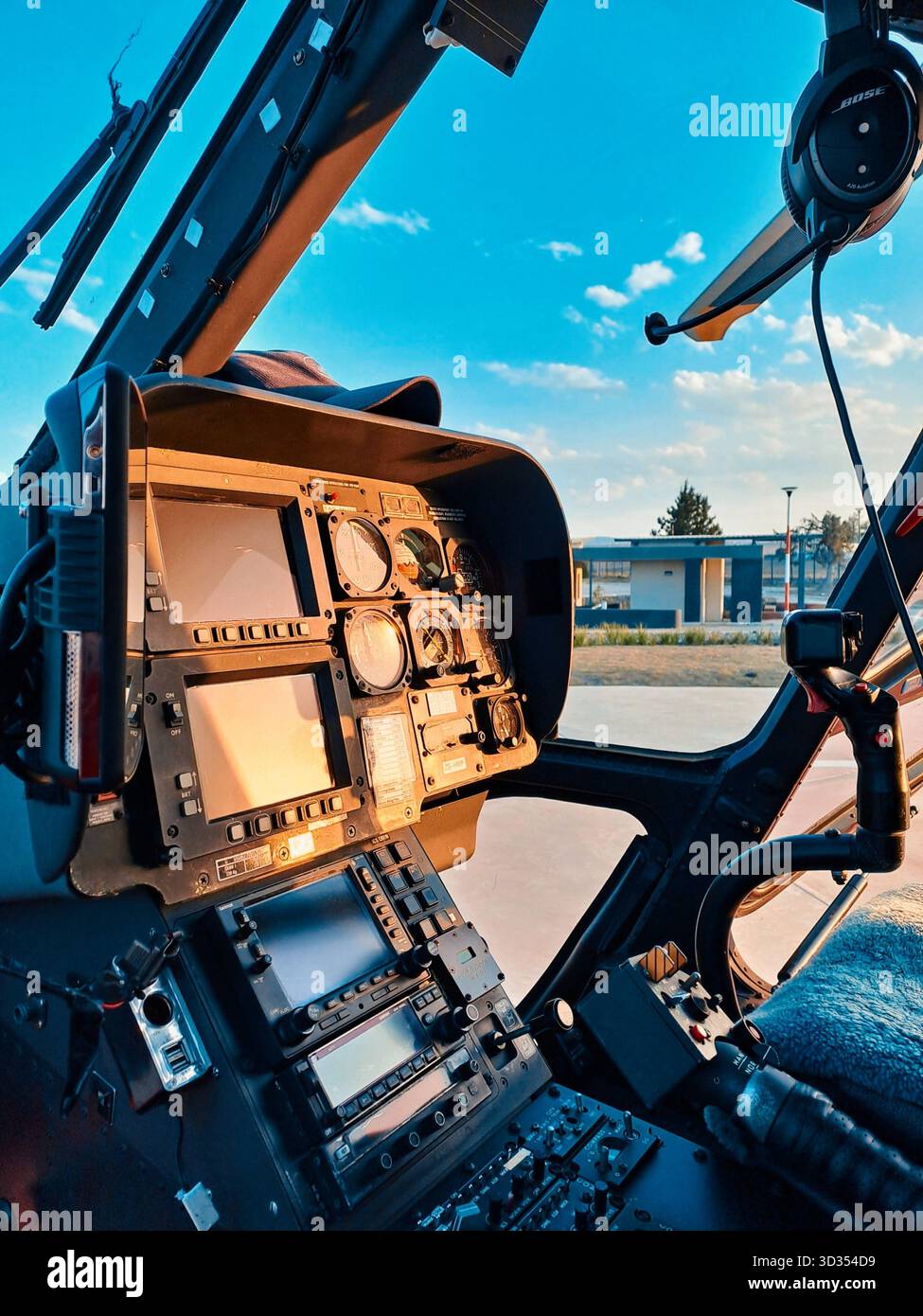 Quadro strumenti cabina di pilotaggio per elicotteri con illuminazione all'alba sull'eliporto dell'ospedale Foto Stock