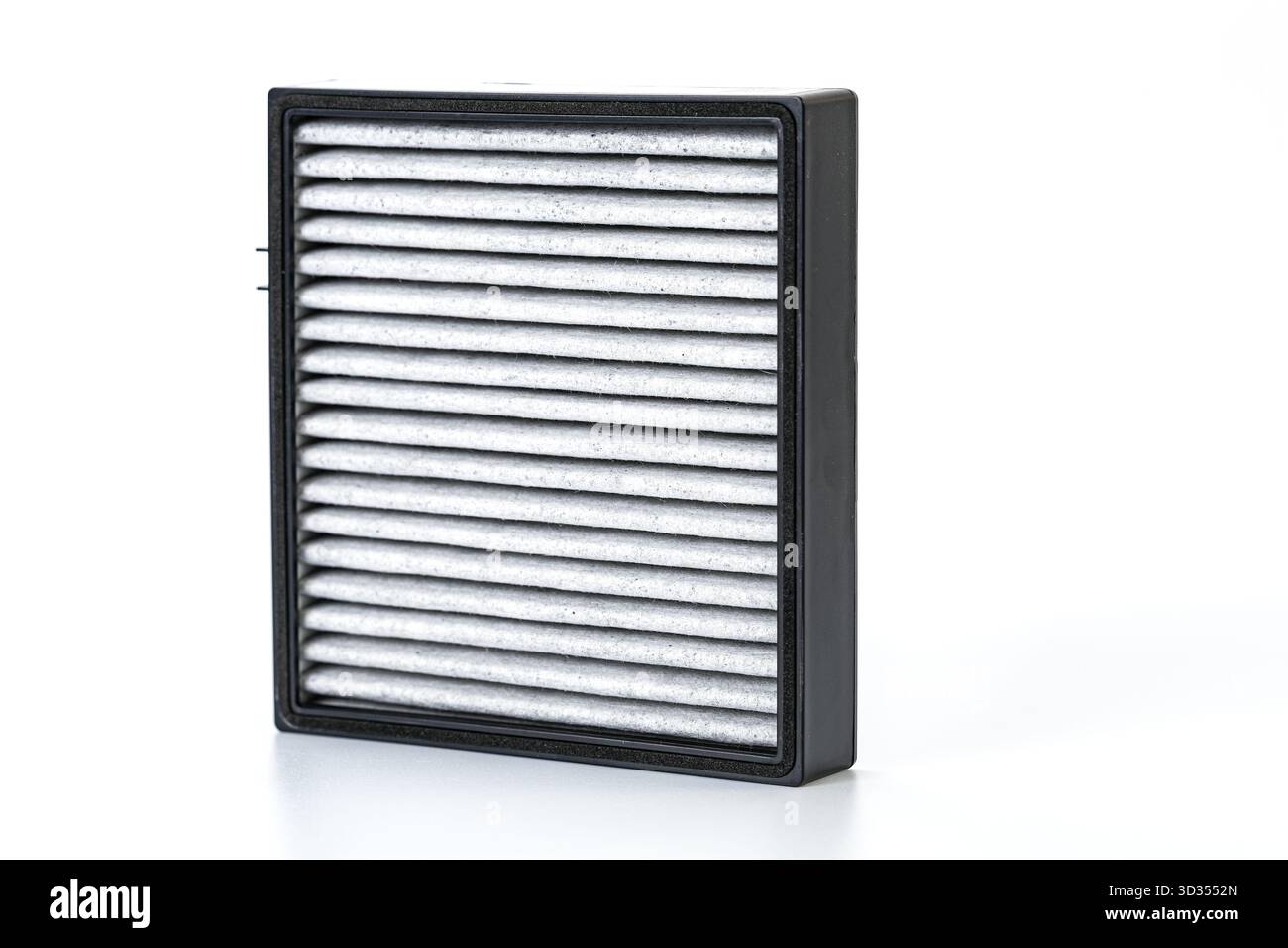 Il filtro dell'aria dell'auto sostituito mostra una chiara differenza tra il lato di uscita dell'aria più pulita e il lato di aspirazione sporco Foto Stock