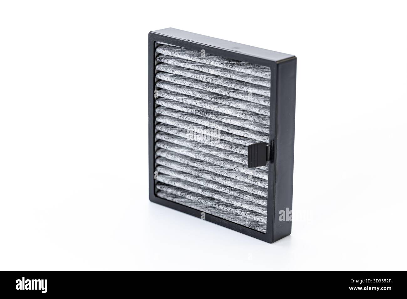 Il filtro dell'aria dell'auto sostituito rivela una chiara differenza tra il lato di aspirazione dell'aria sporca e coperto di polvere e il lato di uscita dell'aria più pulita Foto Stock