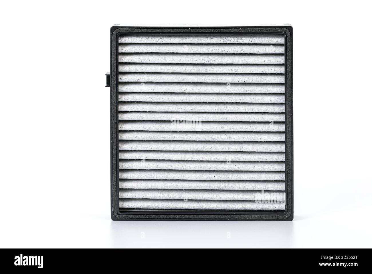 Il filtro dell'aria dell'auto sostituito mostra una chiara differenza tra il lato di uscita dell'aria più pulita e il lato di aspirazione sporco, mostrando l'efficacia del filtro Foto Stock