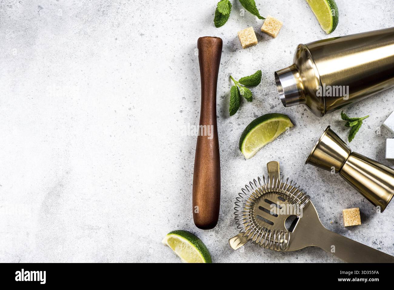 Ingredienti per preparare bevande e cocktail. Strumenti da barista Foto Stock