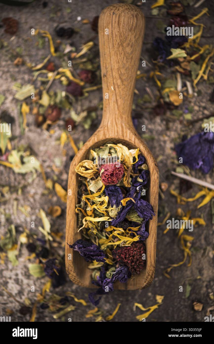 Tè aromatico con fiori secchi e frutta Foto Stock