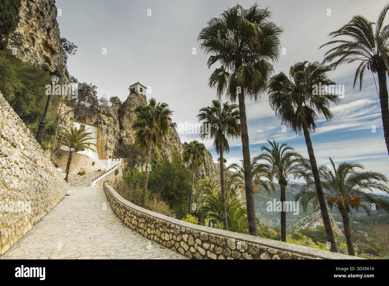 Castello di Guadalest di San Jose sul rock hill top in Alicante, Spagna Foto Stock