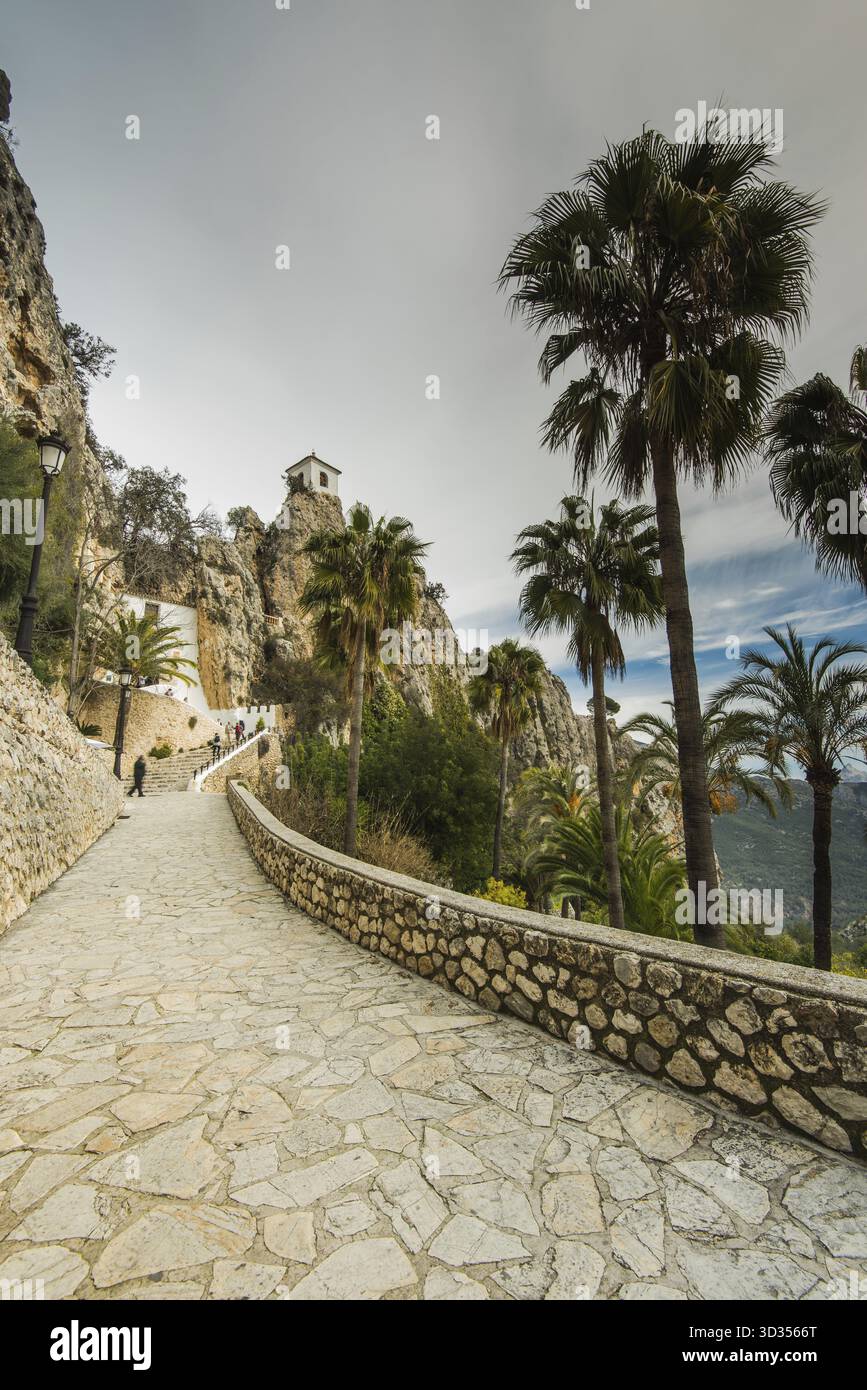 Castello di Guadalest di San Jose sul rock hill top in Alicante, Spagna Foto Stock