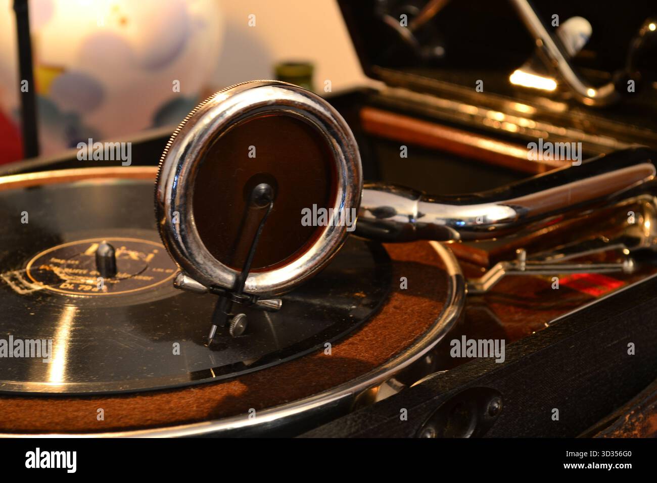 Primo piano del grammofono portatile HMV 101, c.1927: soundbox n° 4 a molla, tonearm a collo di cigno, iconico design audio britannico. Foto Stock