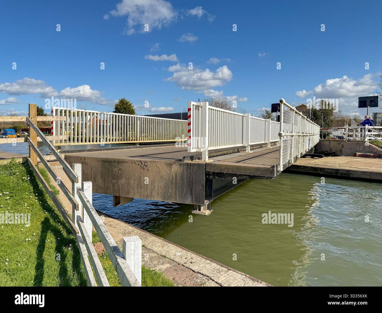 Gloucester, Gloucestershire, Inghilterra, Regno Unito - 28 marzo 2025: Ponte girevole sul canale Gloucester e Sharpness che torna in posizione aperta Foto Stock