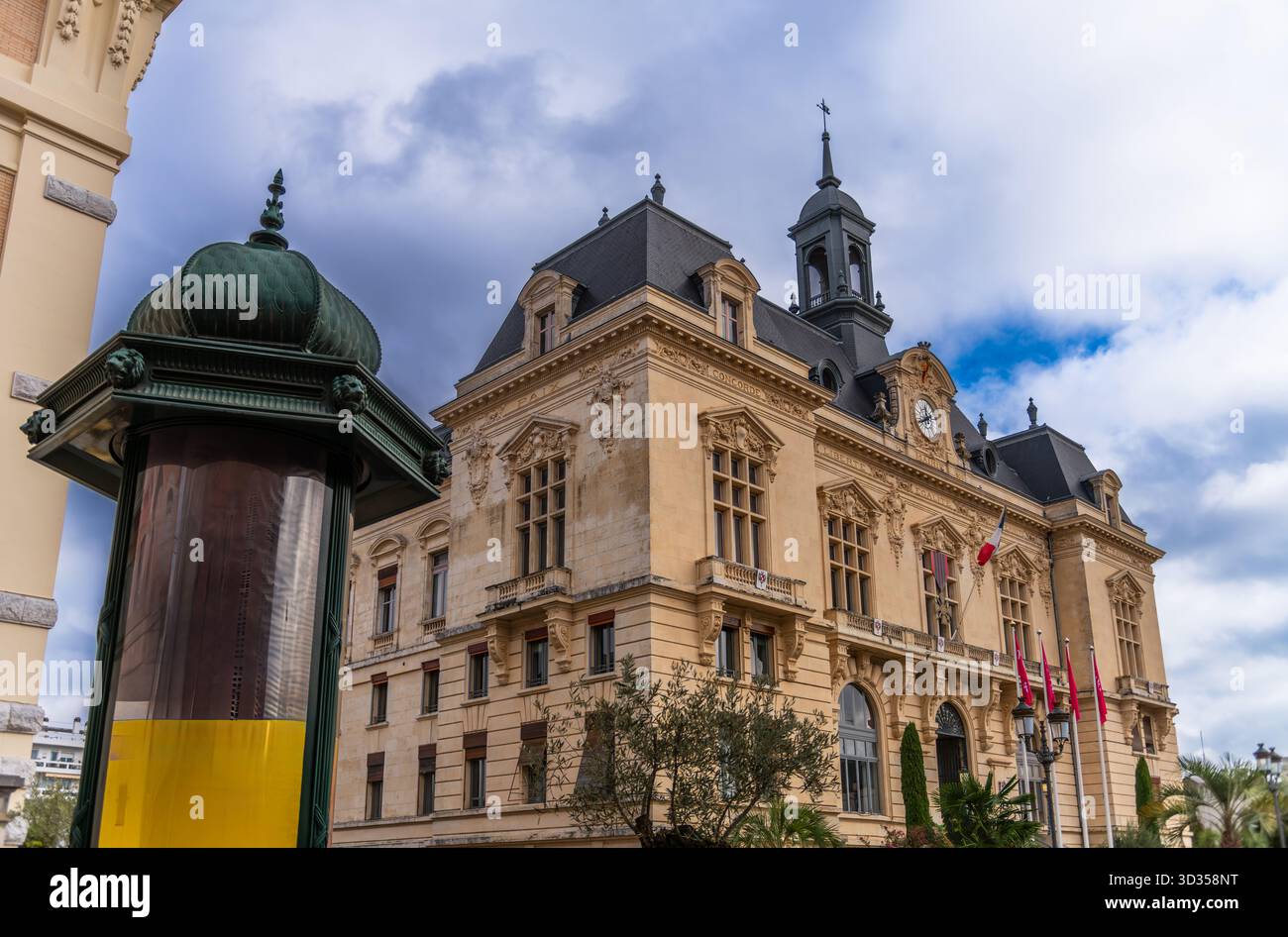 Il municipio di Tarbes e una colonna commemorativa a Maurice, nel dipartimento Hautes-Pyrénées, regione Occitania, Francia. Foto Stock