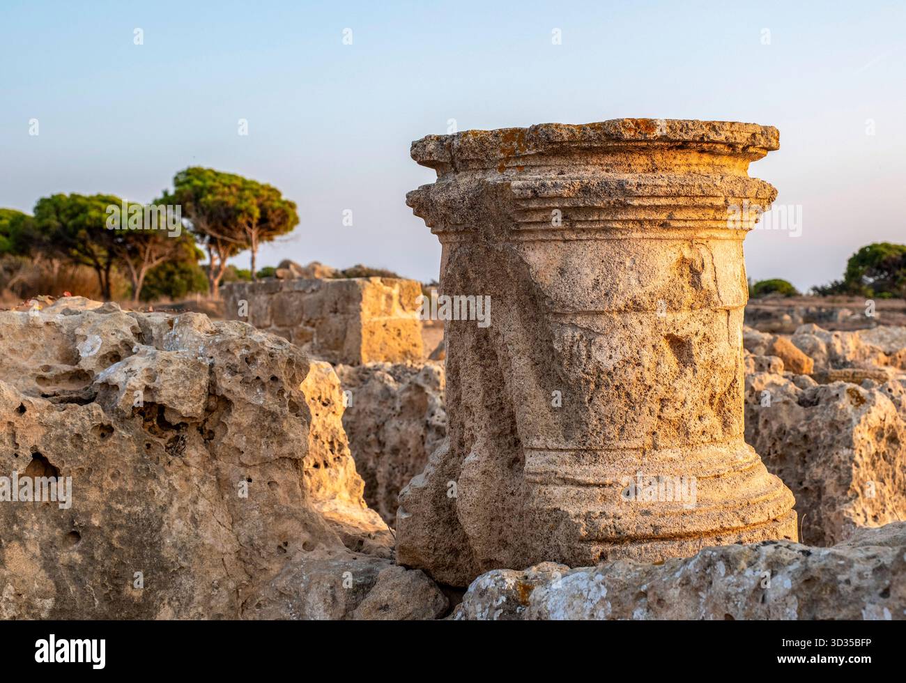 Tomba 6 ingresso al sito archeologico Tomba dei Re, Kato Paphos, Paphos, Cipro. Foto Stock