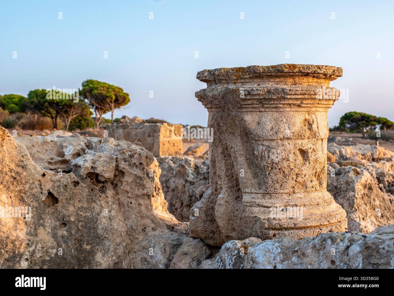 Tomba 6 ingresso al sito archeologico Tomba dei Re, Kato Paphos, Paphos, Cipro. Foto Stock