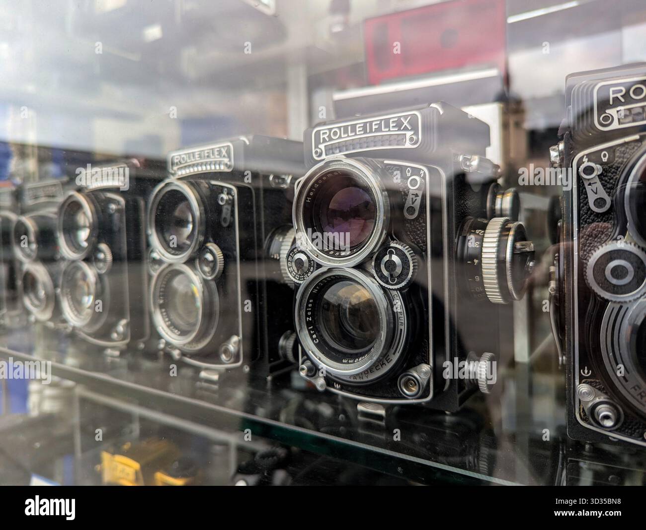 Colonia, Germania - 26 settembre 2025: Collezione di fotocamere d'epoca esposte in un negozio di antiquariato. Foto Stock
