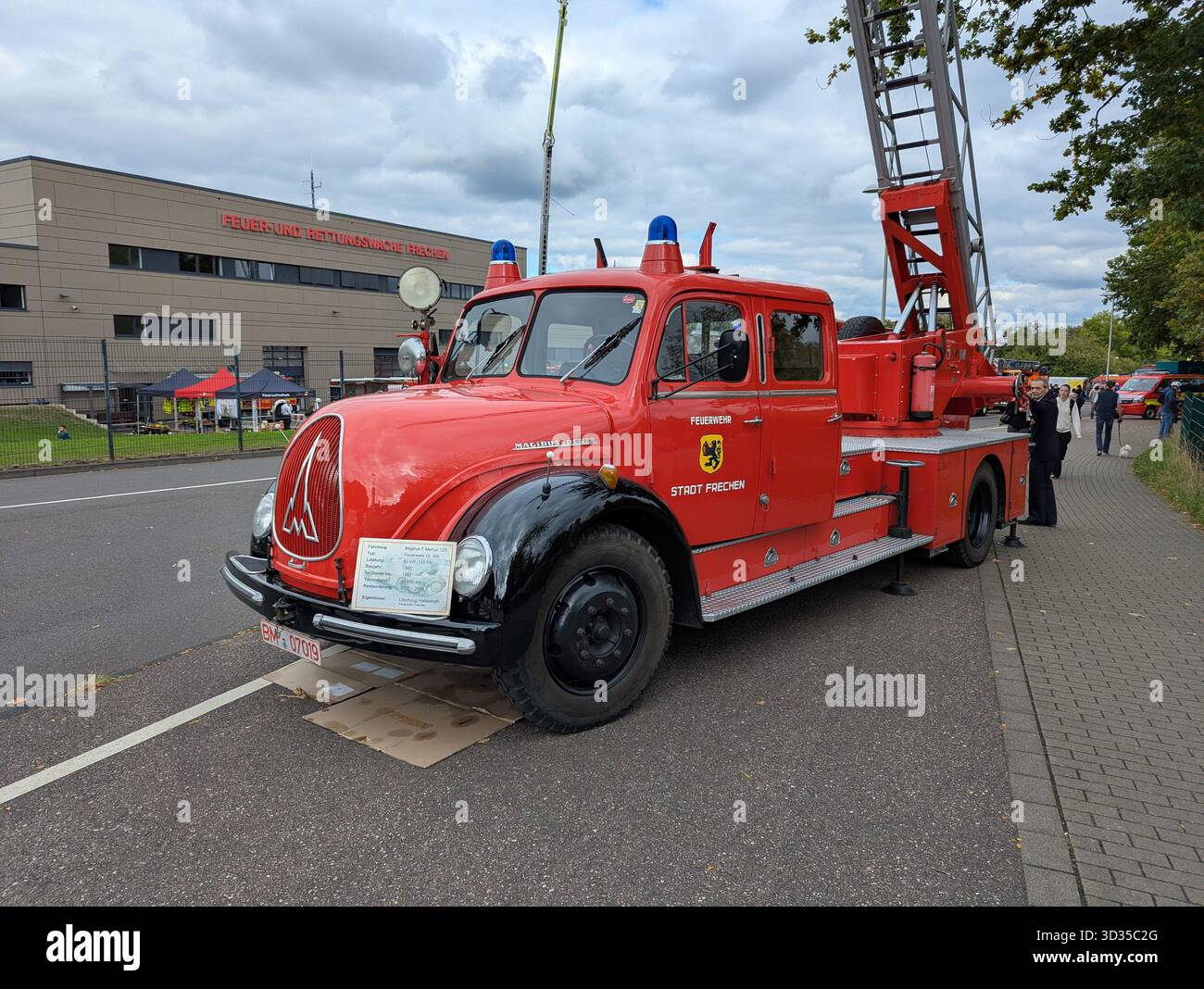 Frechen, Germania - 27 settembre 2025: Mostra attrezzature e veicoli antincendio, con manichette, pompe, dispositivi di protezione e fuoco Foto Stock