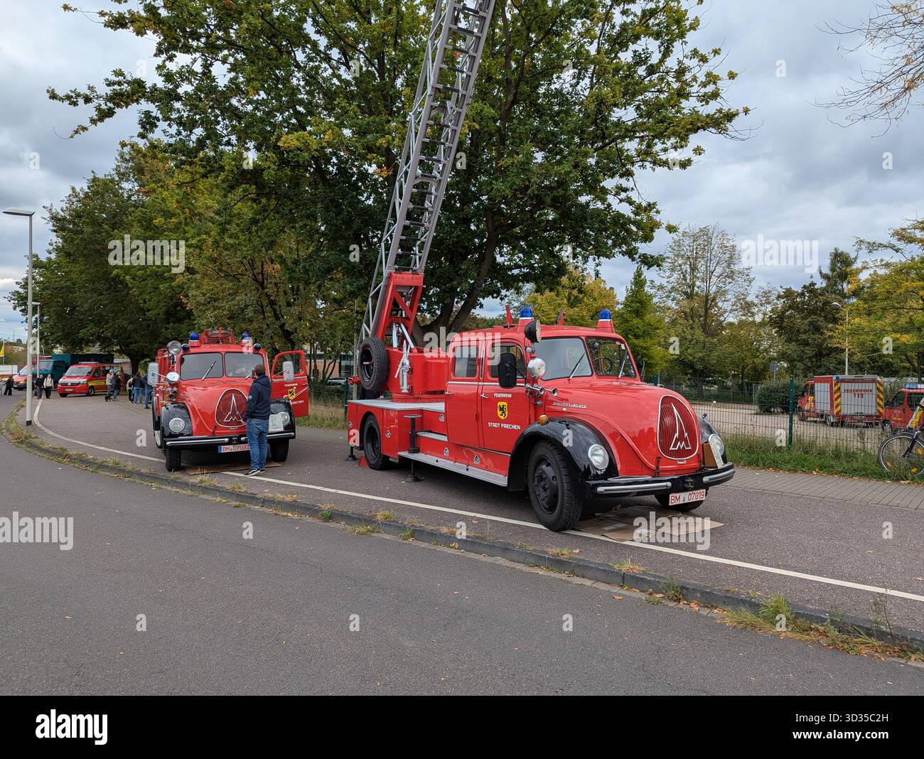 Frechen, Germania - 27 settembre 2025: Mostra attrezzature e veicoli antincendio, con manichette, pompe, dispositivi di protezione e fuoco Foto Stock