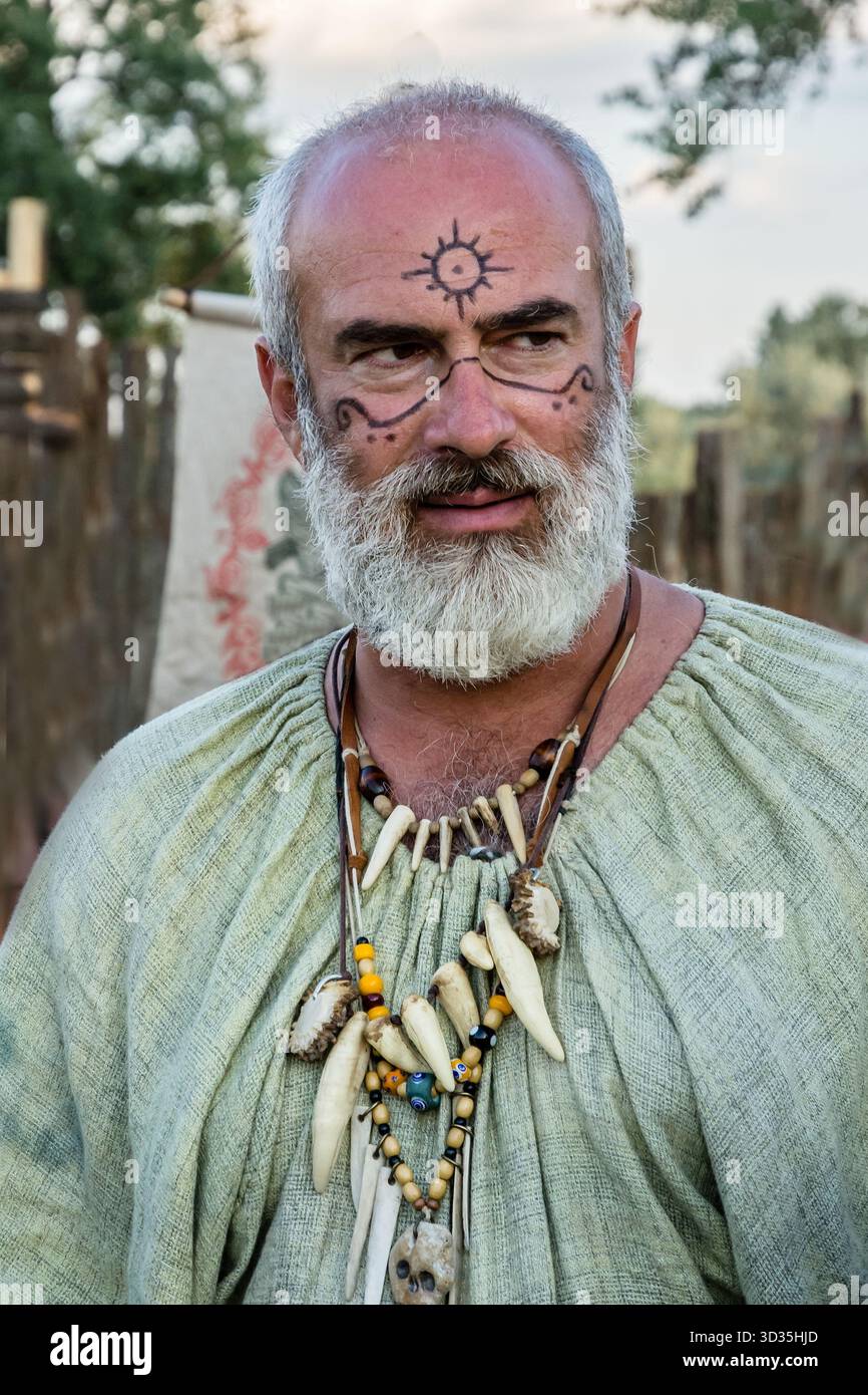 Bacau, Romania - 8 luglio 2017: Attore rumeno nel ruolo del sommo sacerdote dacico Deceneo durante l'antica festa "Tamasidava". Foto Stock