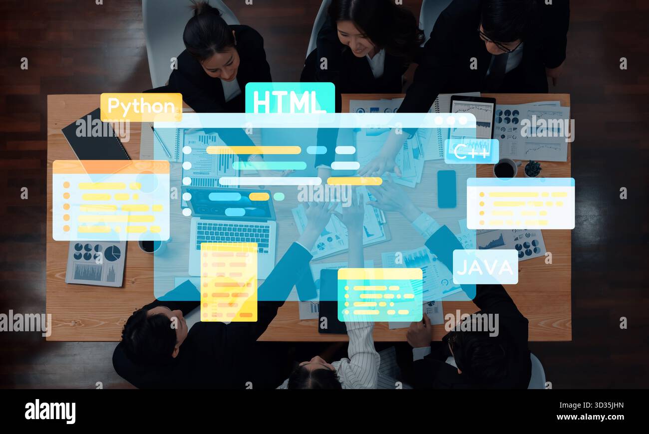 Un gruppo di professionisti collabora in un ambiente di ufficio, coinvolgendo i concetti di programmazione e la visualizzazione dei dati per migliorare i risultati dei progetti e. Foto Stock