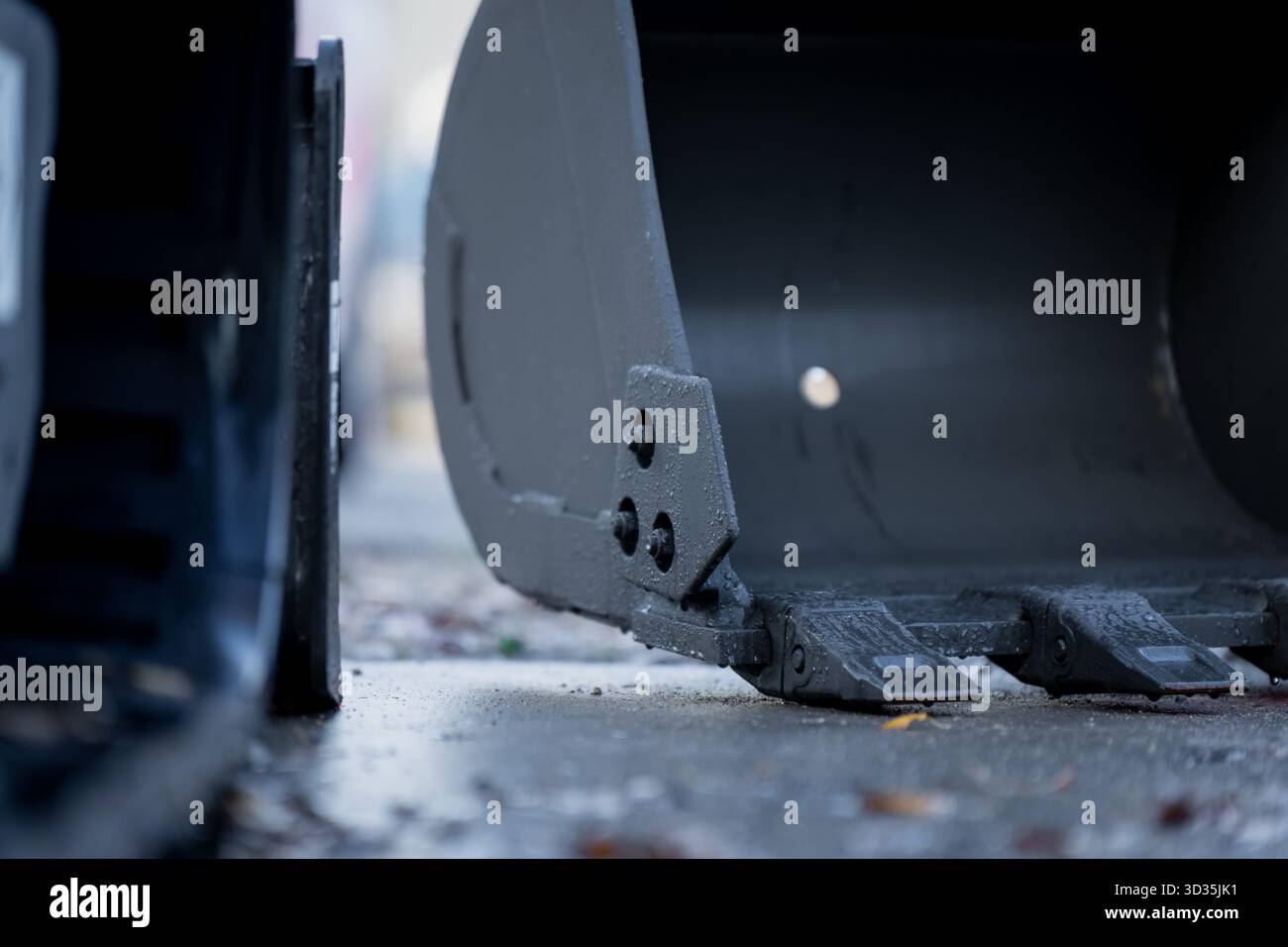 Complessivo benna da scavo industriale con sistema di denti in acciaio temprato, giunti saldati e rinforzo meccanico del bordo per attrezzature di movimento terra Foto Stock