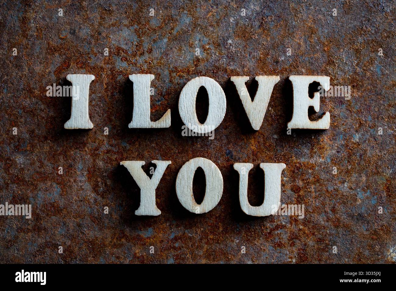 Iscrizione i Love you scritto in lettere di legno su una vecchia superficie arrugginita, primo piano, vista dall'alto. Il concetto di felicità, amore, romanticismo e valentine Foto Stock