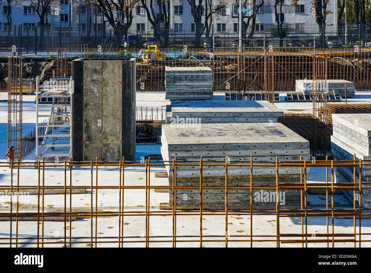 Liepaja, Lettonia - 01 novembre 2025: Lavori di fondazione in calcestruzzo con rinforzo per tondini in cantiere per edifici di appartamenti Foto Stock