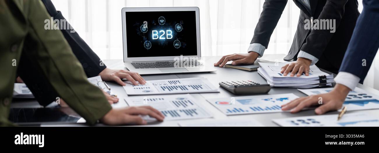 L'uomo d'affari naviga nel panorama B2B, sfrutta la tecnologia per migliorare le connessioni business-to-business. Scopri che ridefinisce l'interazione B2B, guidando Foto Stock