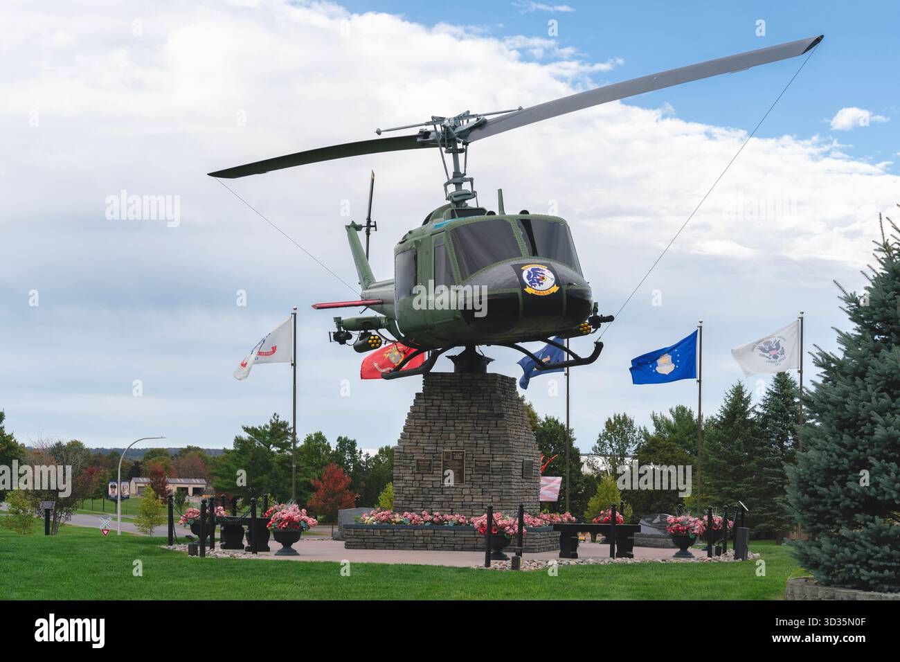 Roma, NY - 12 ottobre 2025: Il Vietnam Veterans Memorial a Griffiss include un elicottero UH‑1 "Huey" restaurato aggiunto come fase II del memoriale al rappresentante Foto Stock