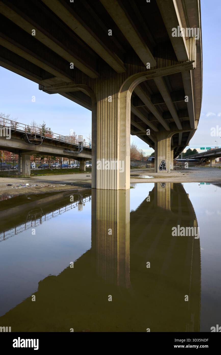 Sotto un viadotto di Vancouver. Una vista sulla strada al mattino presto sotto il viadotto della Georgia nel centro di Vancouver. Columbia Britannica, Canada. Foto Stock
