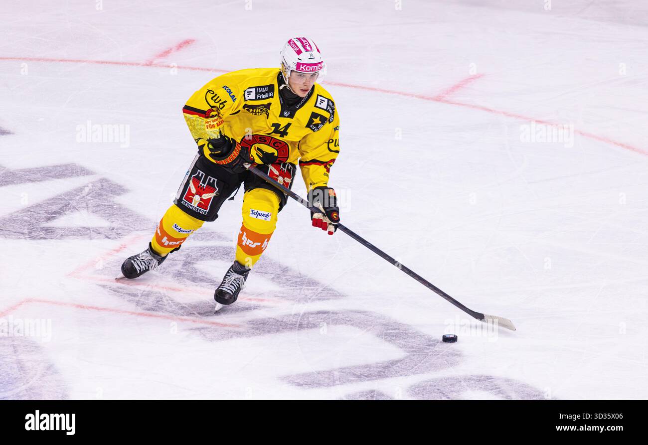 Zurigo, Svizzera, 3 ottobre 2025: #14 Louis Fullemann, difensore SC Bern con il puck. (Foto di Andreas Haas/dieBildmanufaktur) Foto Stock