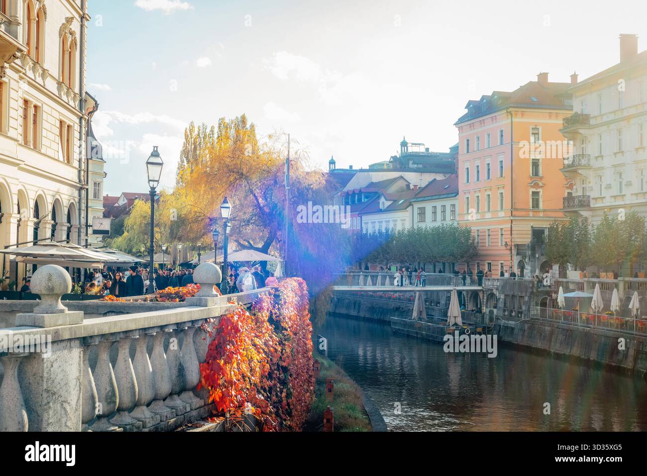 Colorato paesaggio urbano autunnale della città di Lubiana con il fiume e vecchi edifici europei, Slovenia. Foto Stock