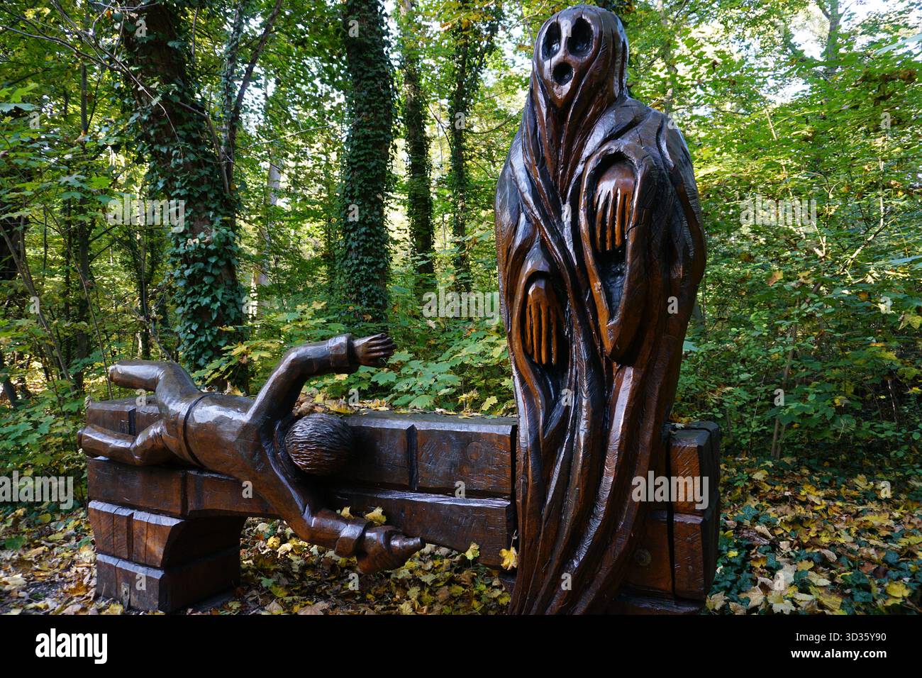 La scultura in legno Spukbrücke (Ponte infestato) nel parco Tiergarten, Königs Wusterhausen, Brandeburgo, Germania, raffigura una leggenda popolare locale. Foto Stock