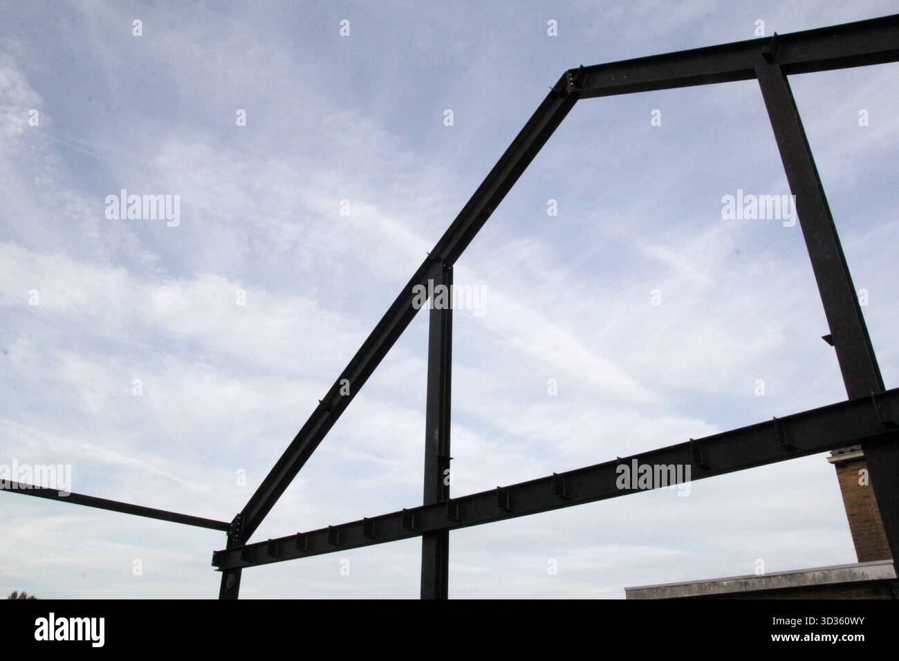 la costruzione in acciaio della parete laterale di un capannone nel primo piano della campagna Foto Stock