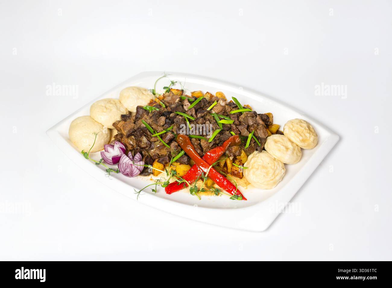 Abbondante carne cotta con patate, erbe aromatiche e peperoncino - perfetta per menu di ristoranti, marchi di cibo confortevole o grafica della cucina culturale. Foto Stock