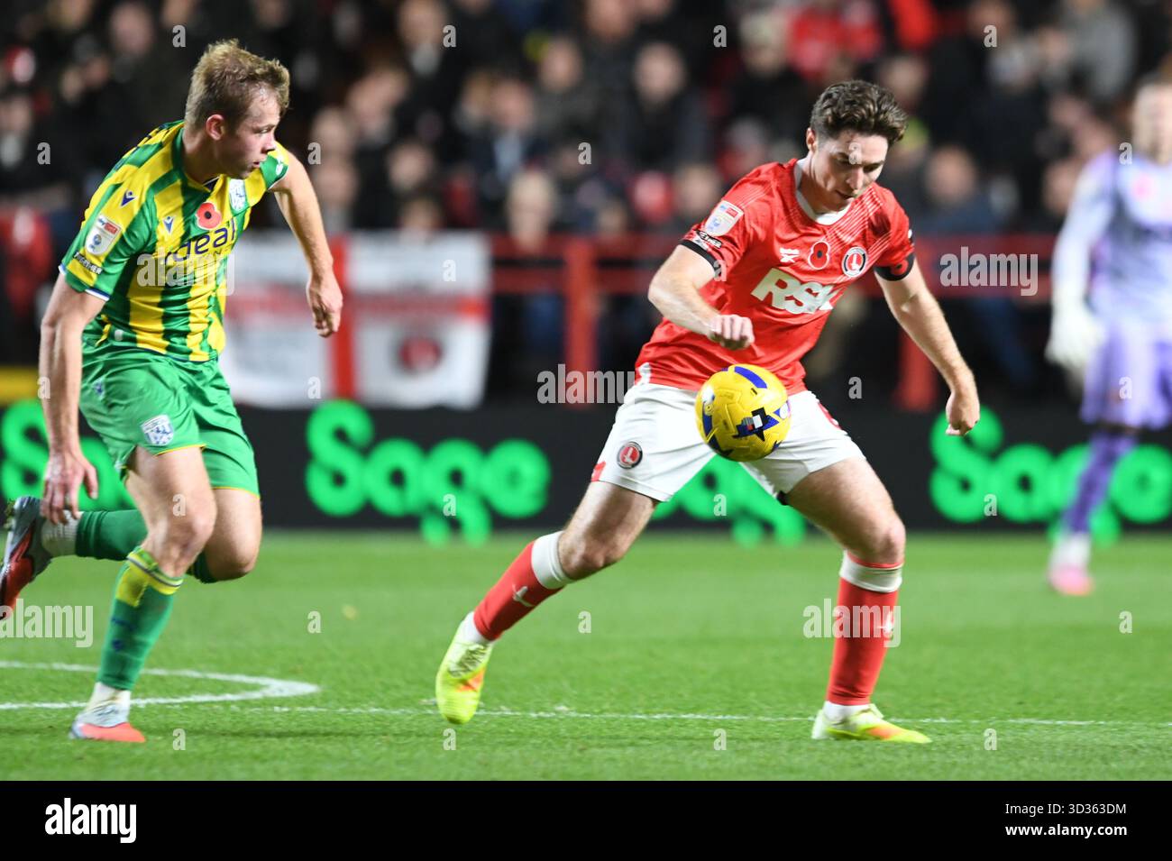 Londra, Inghilterra. 4 novembre 2025. Conor Coventry e Aune Heggebø durante lo Sky Bet EFL Championship match tra Charlton Athletic e West Bromwich Albion alla Valley, Londra. Kyle Andrews/Alamy Live News Foto Stock